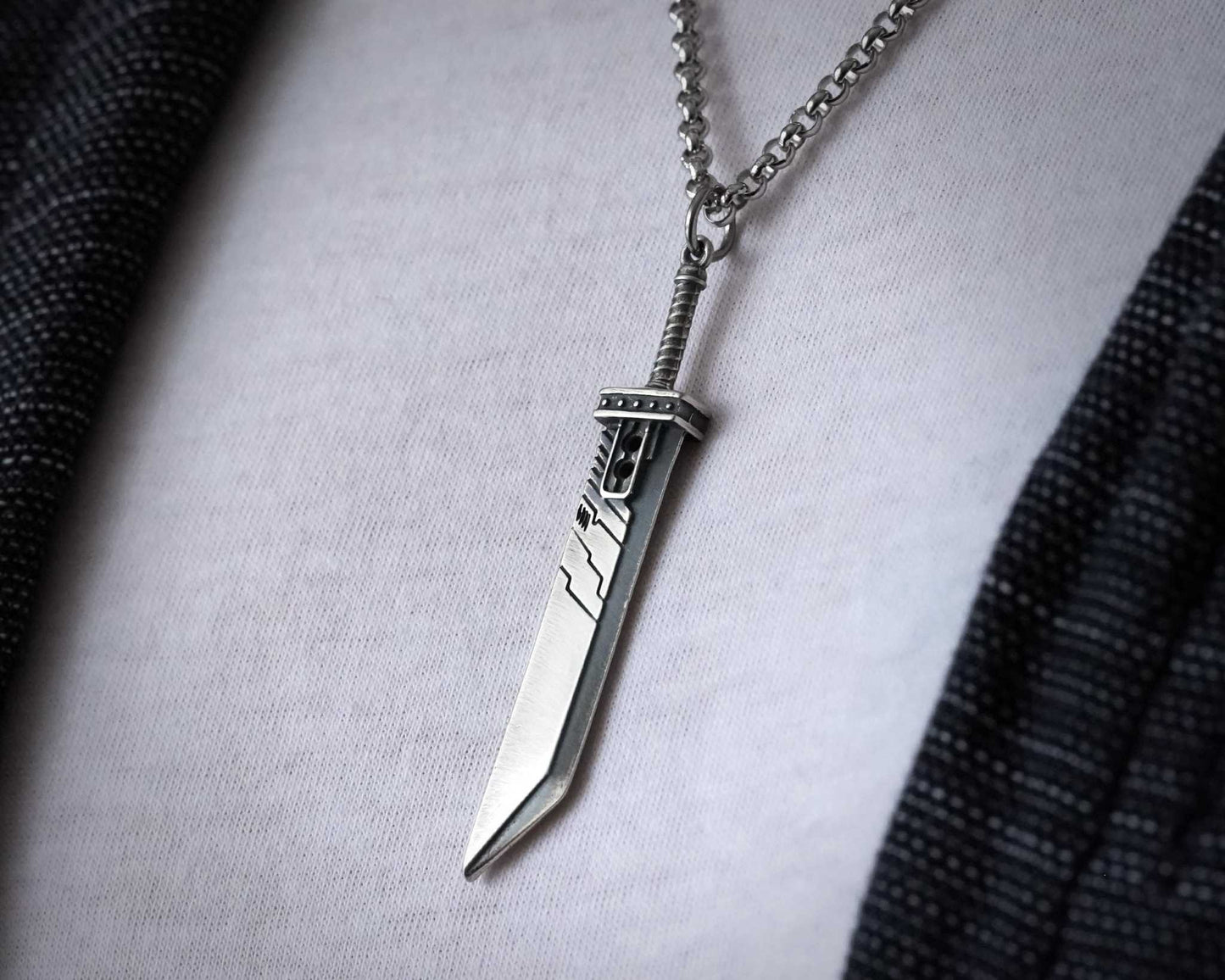 Final Fantasy VII Martelé à la main Battleworn Cloud Buster Épée Collier Pendentif Bijoux