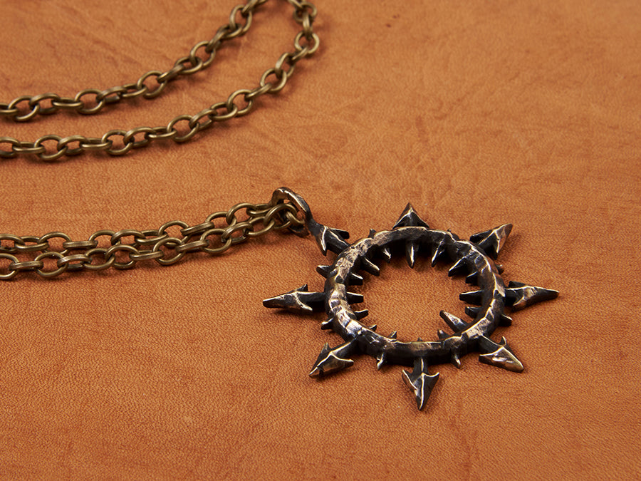 Pendentif martelé à la main Warhammer 40K Chaos Star