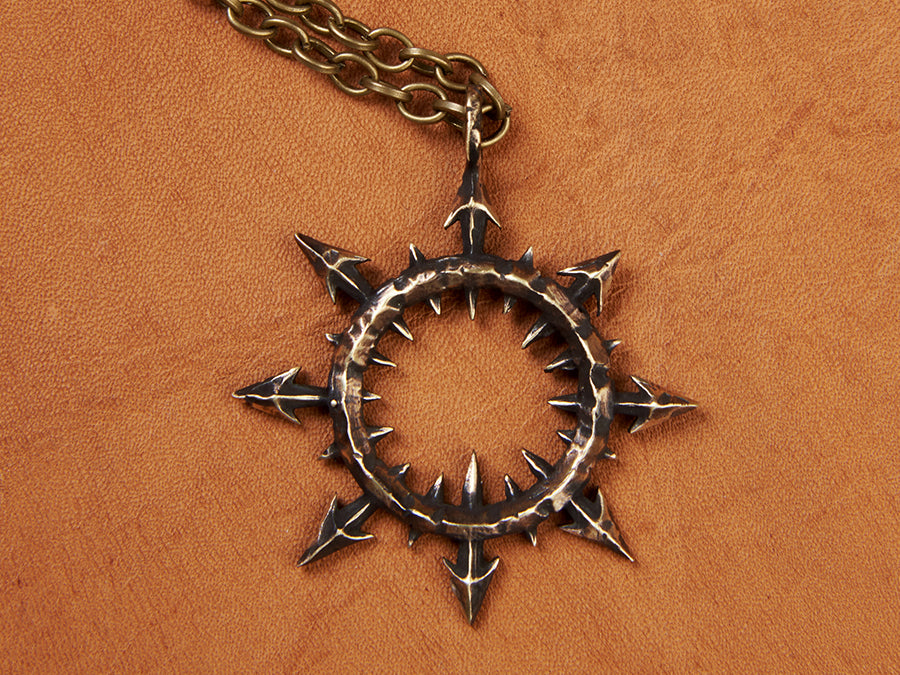 Pendentif martelé à la main Warhammer 40K Chaos Star