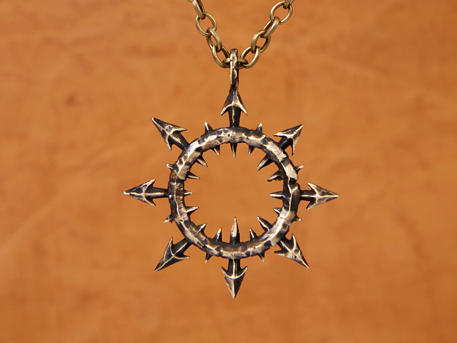 Pendentif martelé à la main Warhammer 40K Chaos Star