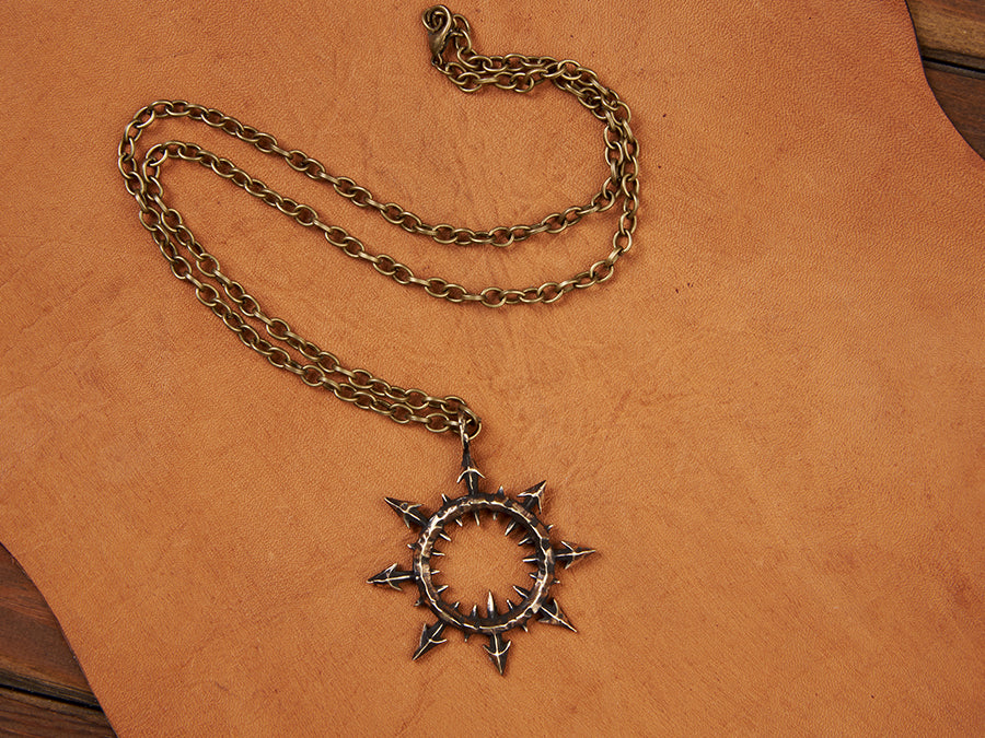 Pendentif martelé à la main Warhammer 40K Chaos Star