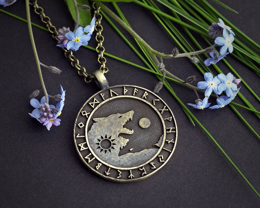 Wolfskette, Wikinger-Wölfe, Skoll und Hati, die Sonne und Mond im Gleichgewicht im Leben jagen – komplettes Set mit Futhark-Runen – Algiz Tiwaz Fenrir-Anhänger