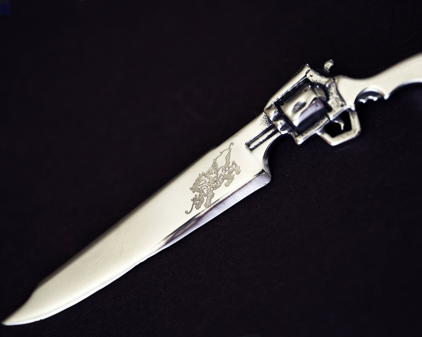 Final Fantasy VIII Großes Squall Gunblade Leonhart Griever Halskettenanhänger Amulett Schlüsselanhänger Schmuck mit Gravur auf der Klinge
