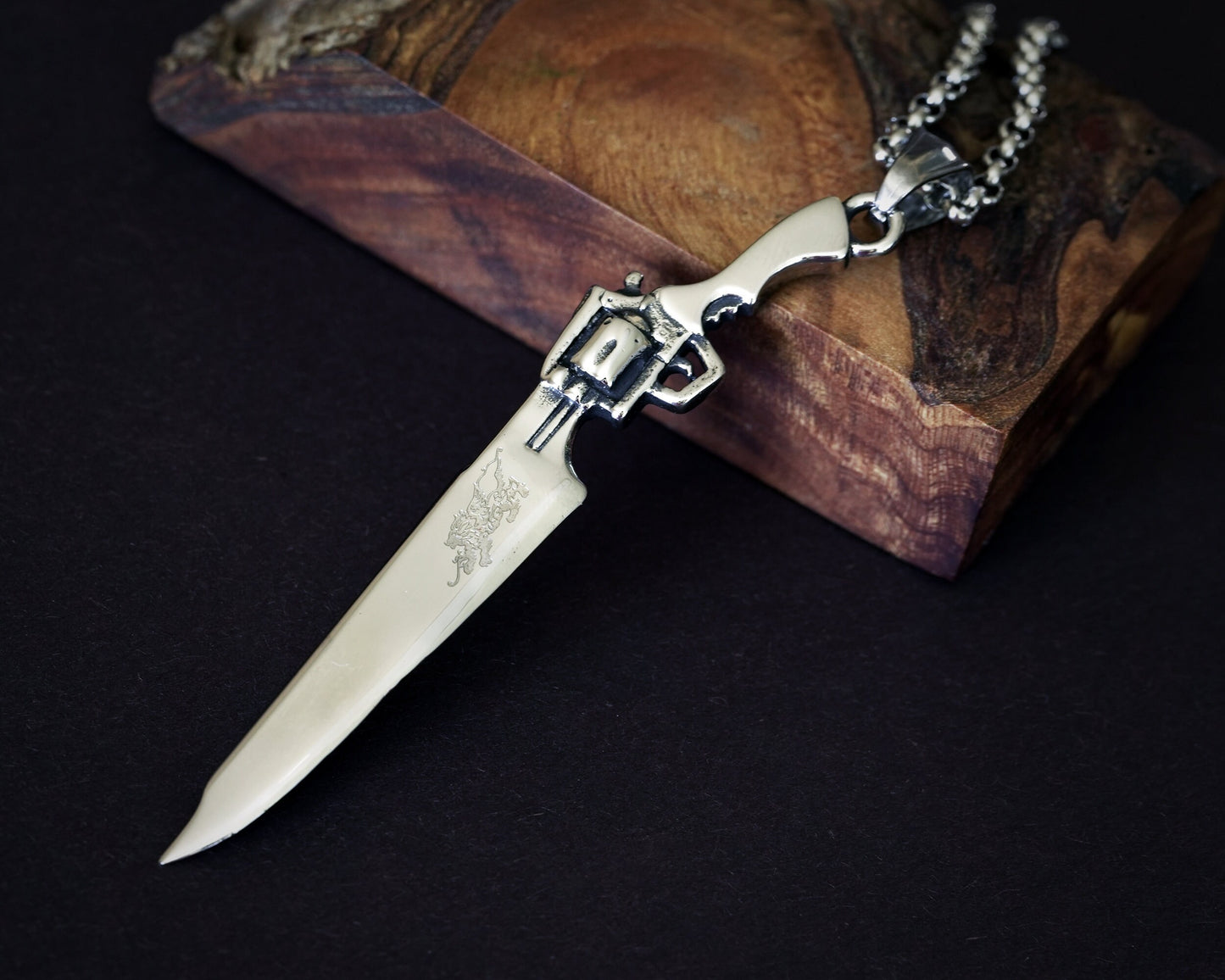 Final Fantasy VIII Großes Squall Gunblade Leonhart Griever Halskettenanhänger Amulett Schlüsselanhänger Schmuck mit Gravur auf der Klinge