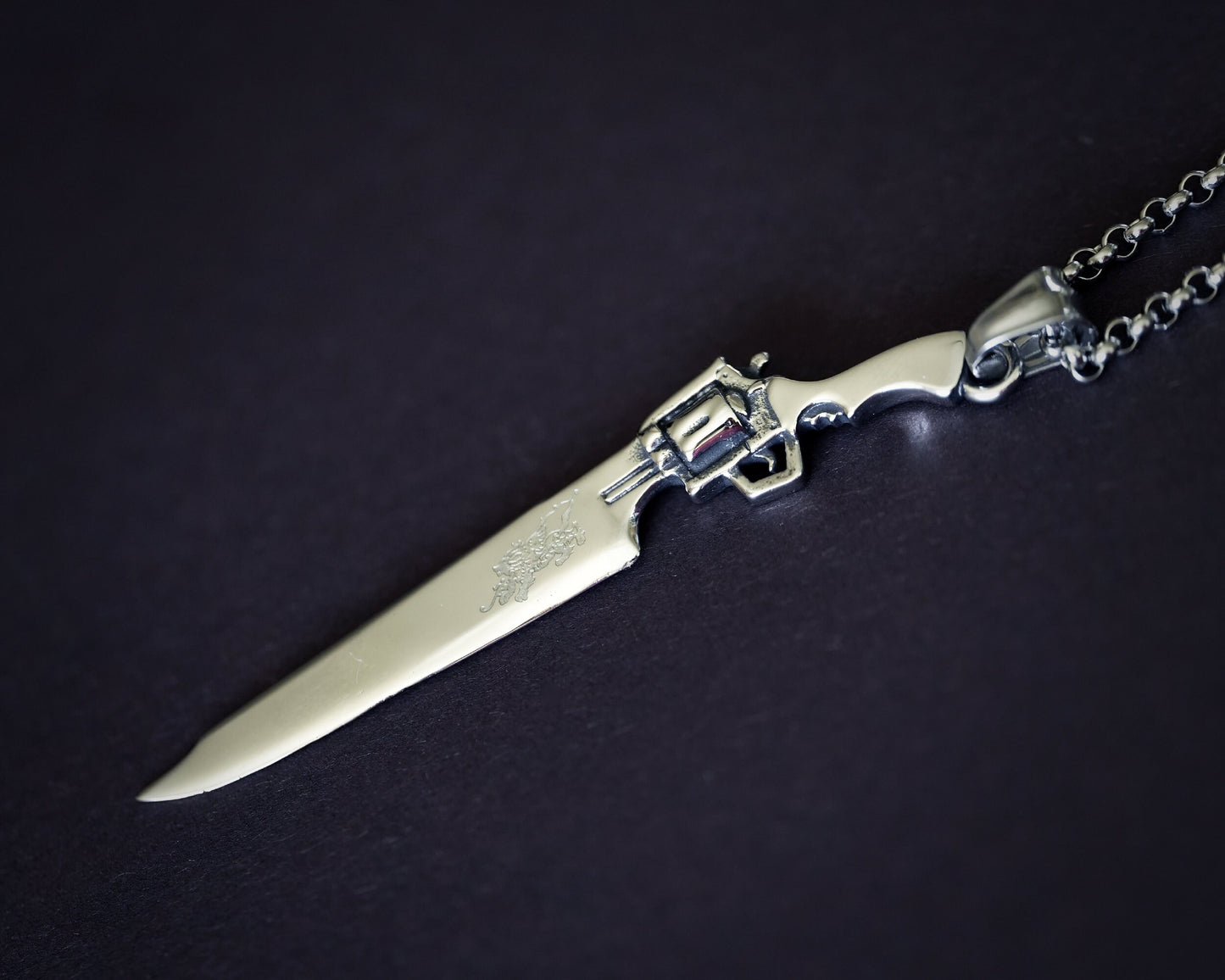 Final Fantasy VIII Großes Squall Gunblade Leonhart Griever Halskettenanhänger Amulett Schlüsselanhänger Schmuck mit Gravur auf der Klinge