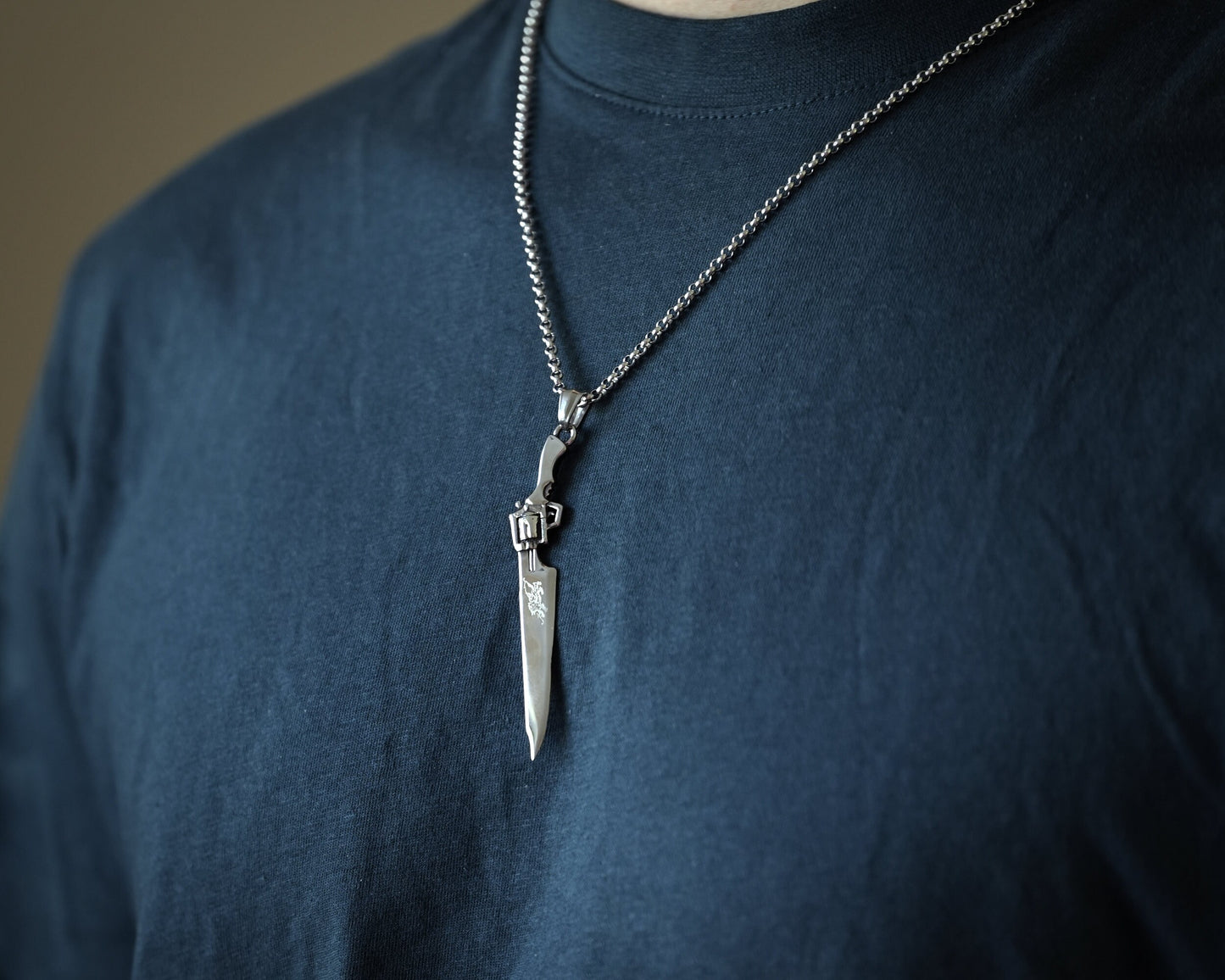 Final Fantasy VIII Großes Squall Gunblade Leonhart Griever Halskettenanhänger Amulett Schlüsselanhänger Schmuck mit Gravur auf der Klinge