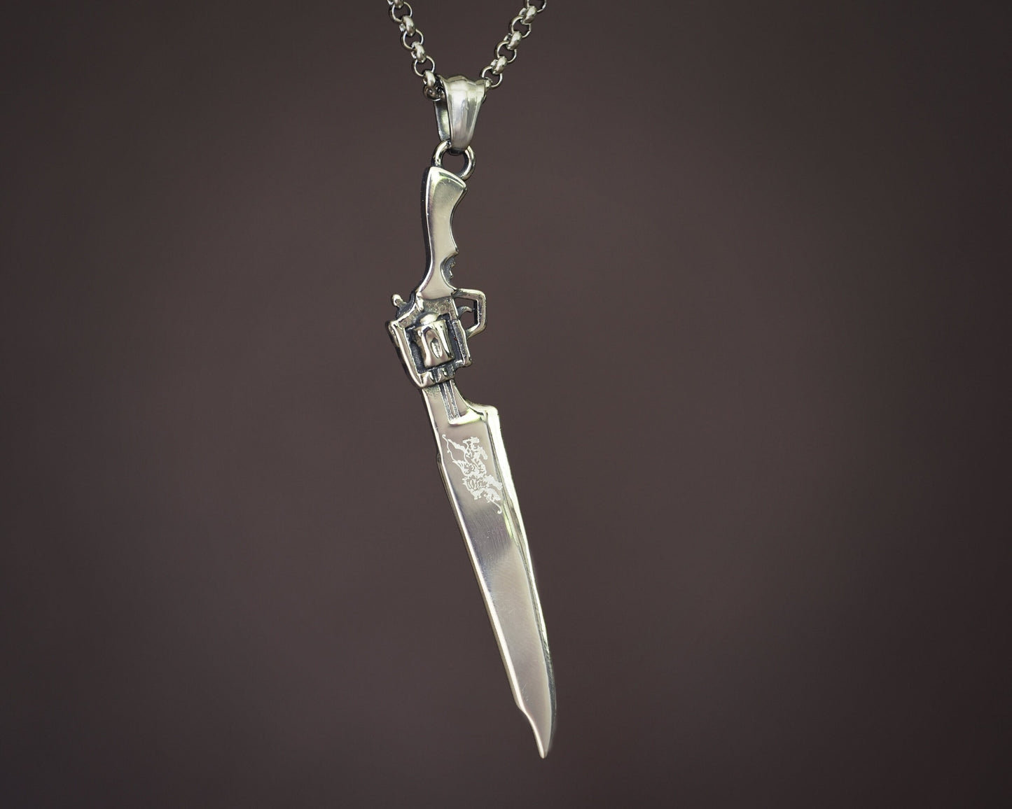 Final Fantasy VIII Großes Squall Gunblade Leonhart Griever Halskettenanhänger Amulett Schlüsselanhänger Schmuck mit Gravur auf der Klinge