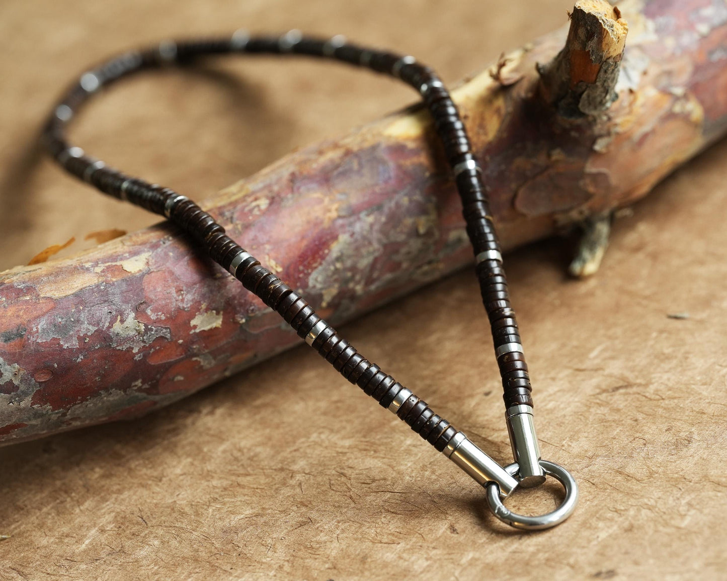Surferkette mit Perlen für Herren, afrikanische Boho-Perlen, Choker, Geschenk für Männer, Wikingerkette mit abgerundetem Federverschluss aus Edelstahl, Kokosnussperlen