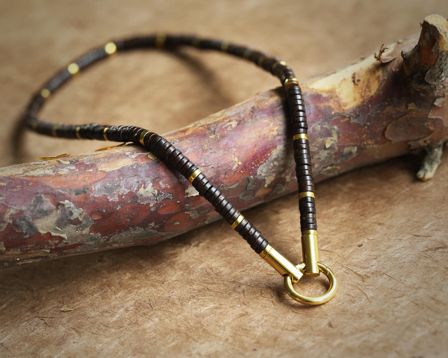 Surferkette mit Perlen für Herren, afrikanische Boho-Perlen, Choker, Geschenk für Männer, Wikingerkette mit abgerundetem Federverschluss aus Edelstahl, Kokosnussperlen