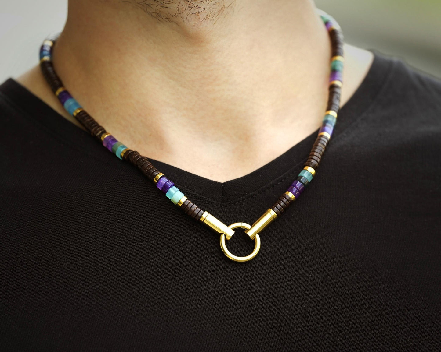 Surferkette mit Perlen für Herren, afrikanische Boho-Perlen, Choker, Geschenk für Männer, Wikingerkette mit abgerundetem Federverschluss aus Edelstahl, Kokosnussperlen