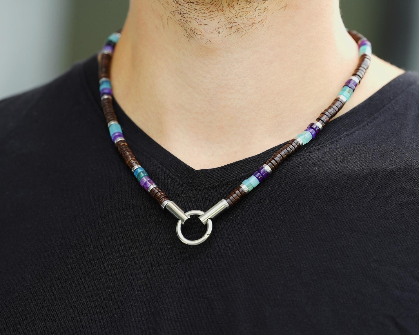 Surferkette mit Perlen für Herren, afrikanische Boho-Perlen, Choker, Geschenk für Männer, Wikingerkette mit abgerundetem Federverschluss aus Edelstahl, Kokosnussperlen