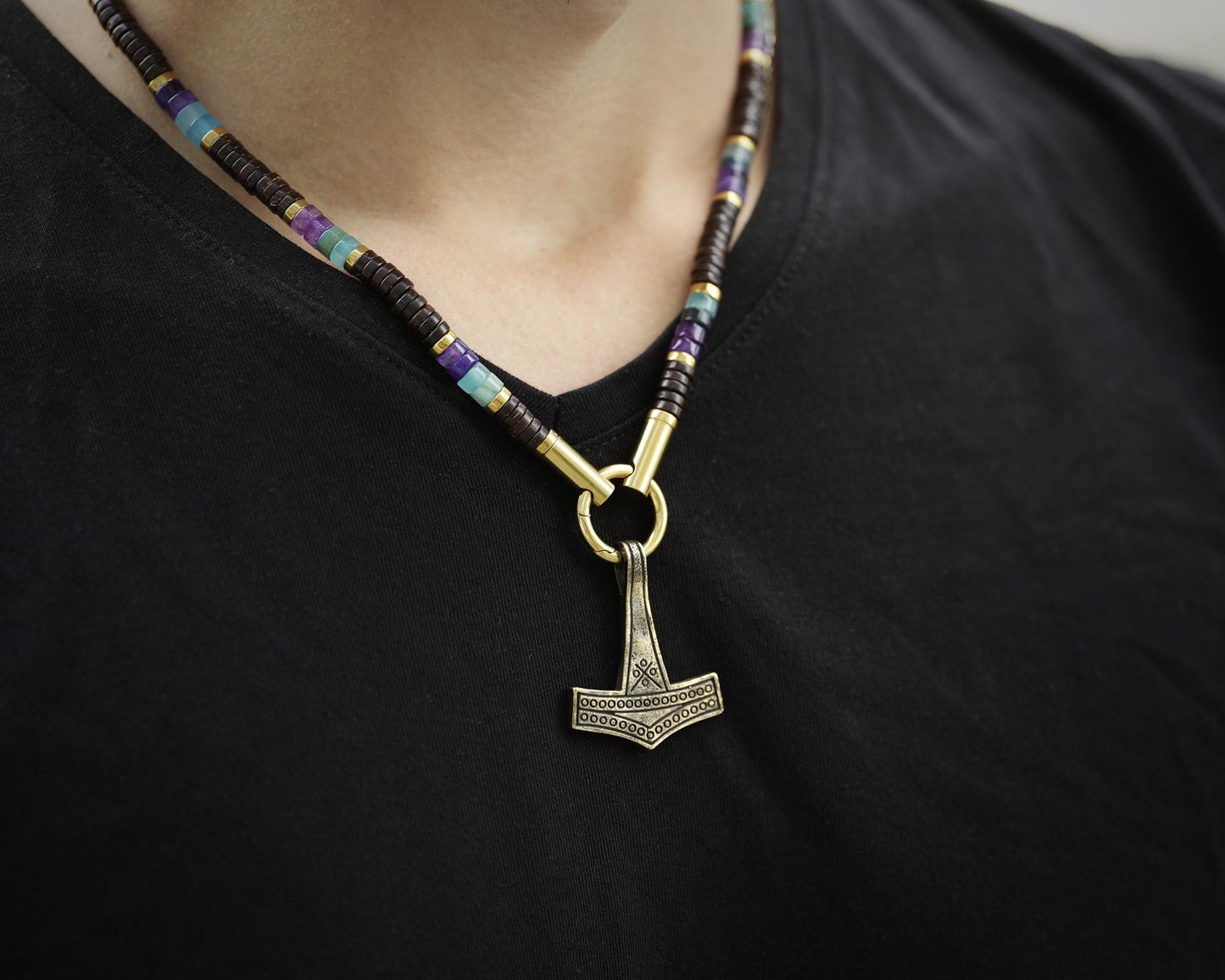 Surferkette mit Perlen für Herren, afrikanische Boho-Perlen, Choker, Geschenk für Männer, Wikingerkette mit abgerundetem Federverschluss aus Edelstahl, Kokosnussperlen