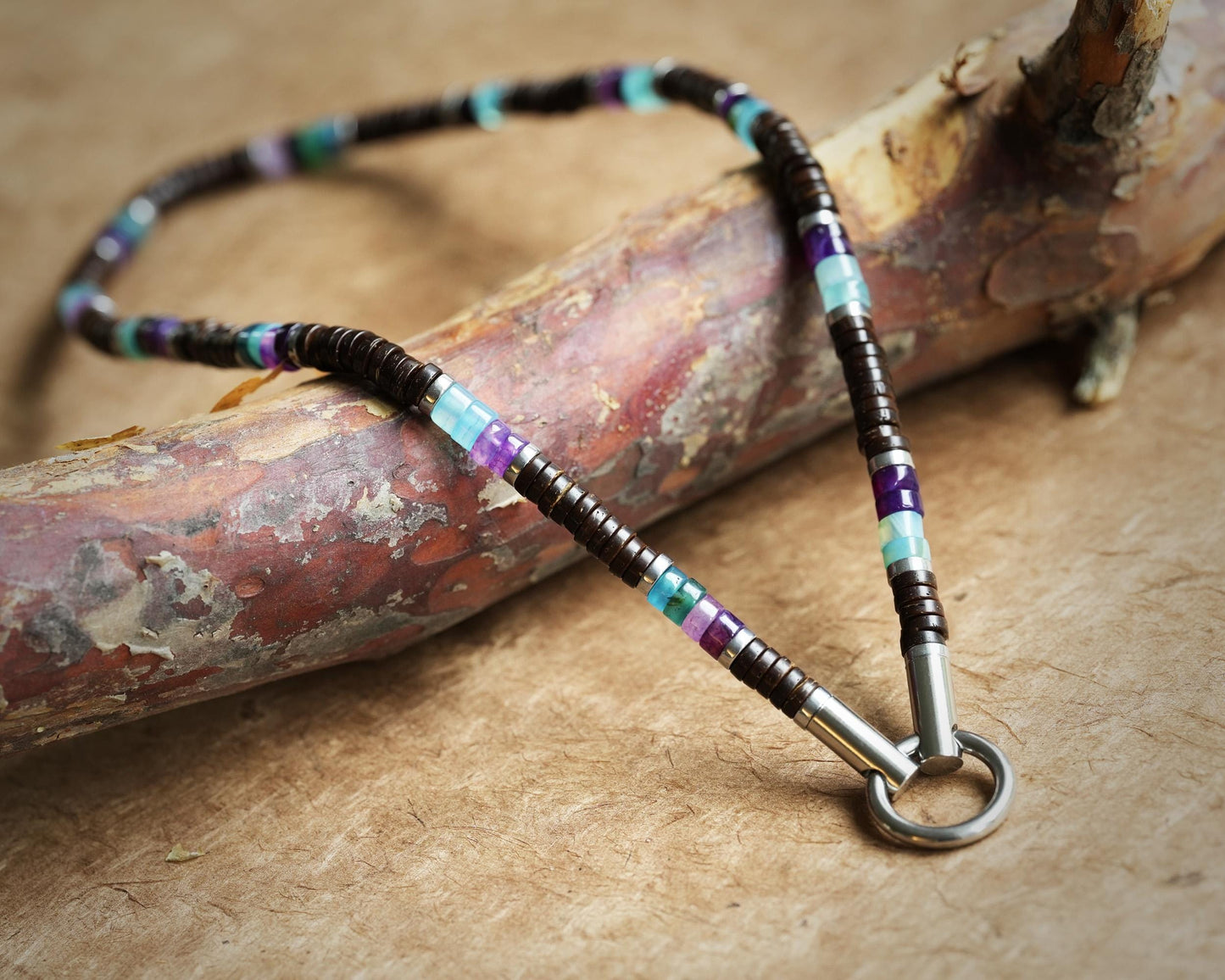 Surferkette mit Perlen für Herren, afrikanische Boho-Perlen, Choker, Geschenk für Männer, Wikingerkette mit abgerundetem Federverschluss aus Edelstahl, Kokosnussperlen