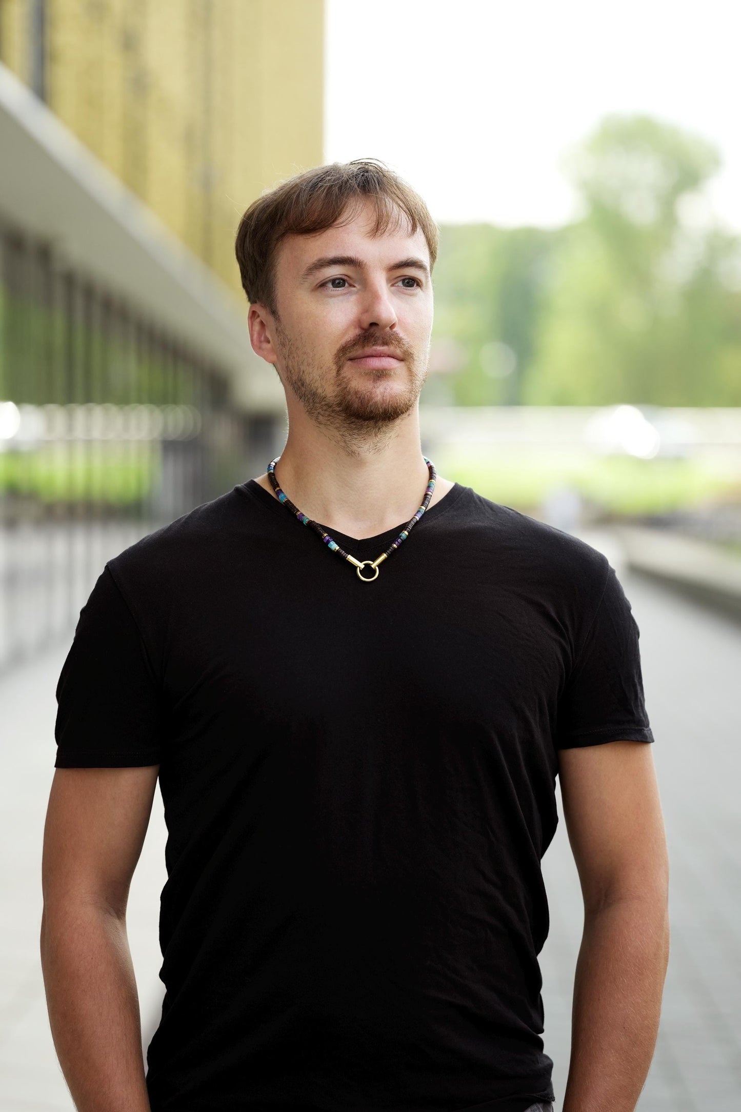 Surferkette mit Perlen für Herren, afrikanische Boho-Perlen, Choker, Geschenk für Männer, Wikingerkette mit abgerundetem Federverschluss aus Edelstahl, Kokosnussperlen