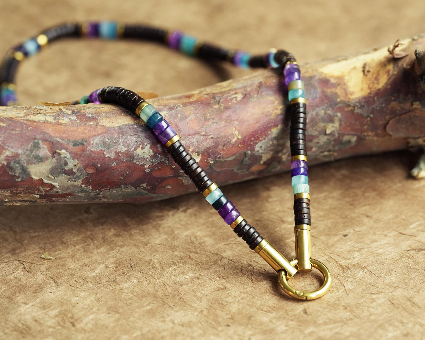 Surferkette mit Perlen für Herren, afrikanische Boho-Perlen, Choker, Geschenk für Männer, Wikingerkette mit abgerundetem Federverschluss aus Edelstahl, Kokosnussperlen