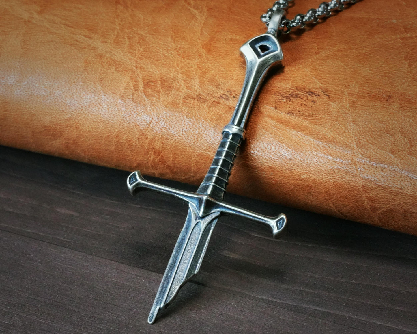LOTR Herr der Ringe Fantasy Narsil Elven Punk Broken Sword Halskette – Ein legendäres Stück Mittelerde-Geschichte Anhänger Schmuck Cosplay Geschenk für Männer Frauen