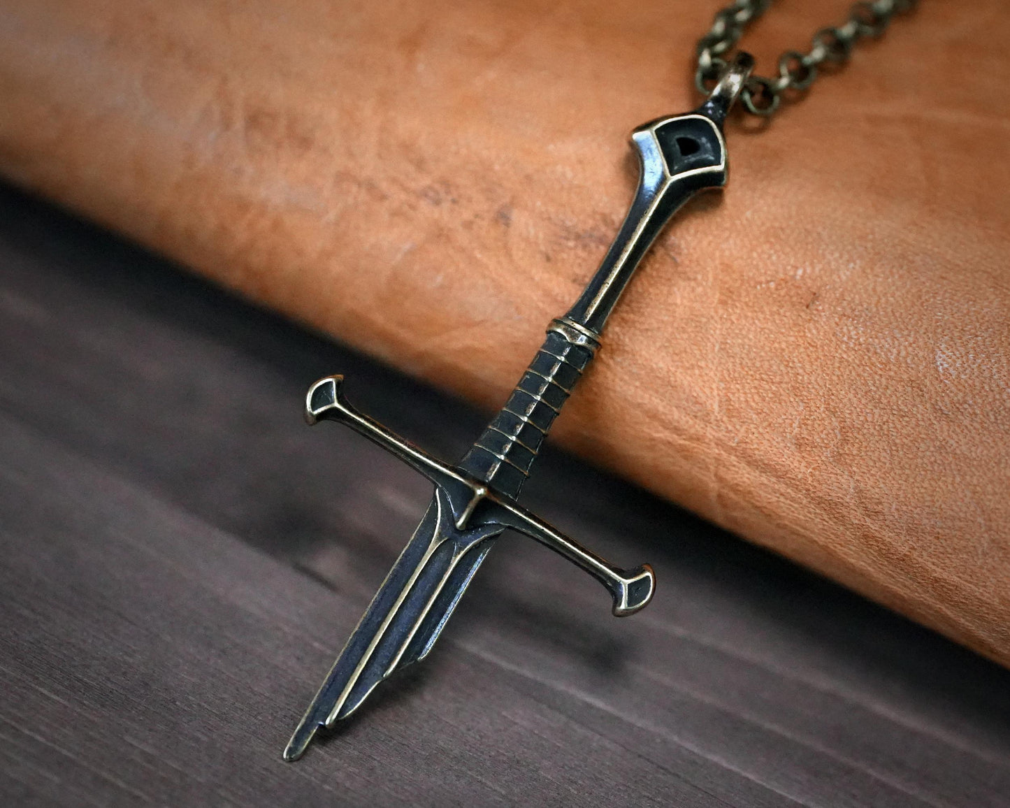 LOTR Herr der Ringe Fantasy Narsil Elven Punk Broken Sword Halskette – Ein legendäres Stück Mittelerde-Geschichte Anhänger Schmuck Cosplay Geschenk für Männer Frauen