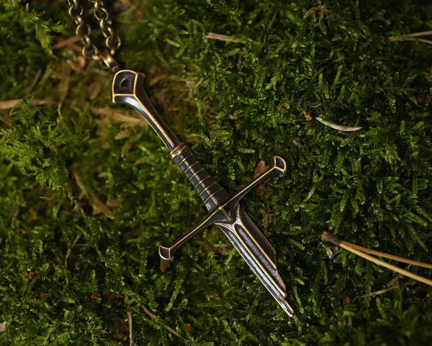 LOTR Herr der Ringe Fantasy Narsil Elven Punk Broken Sword Halskette – Ein legendäres Stück Mittelerde-Geschichte Anhänger Schmuck Cosplay Geschenk für Männer Frauen