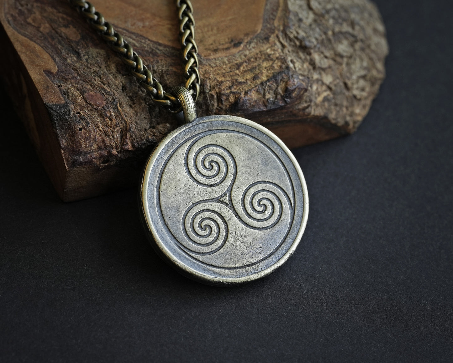 Wikinger-Schutzgöttin Freya Valkyrie Schildmaid mit Katzen-Halskette – Nordischer Schutzanhänger mit 22 Zoll Edelstahlkette