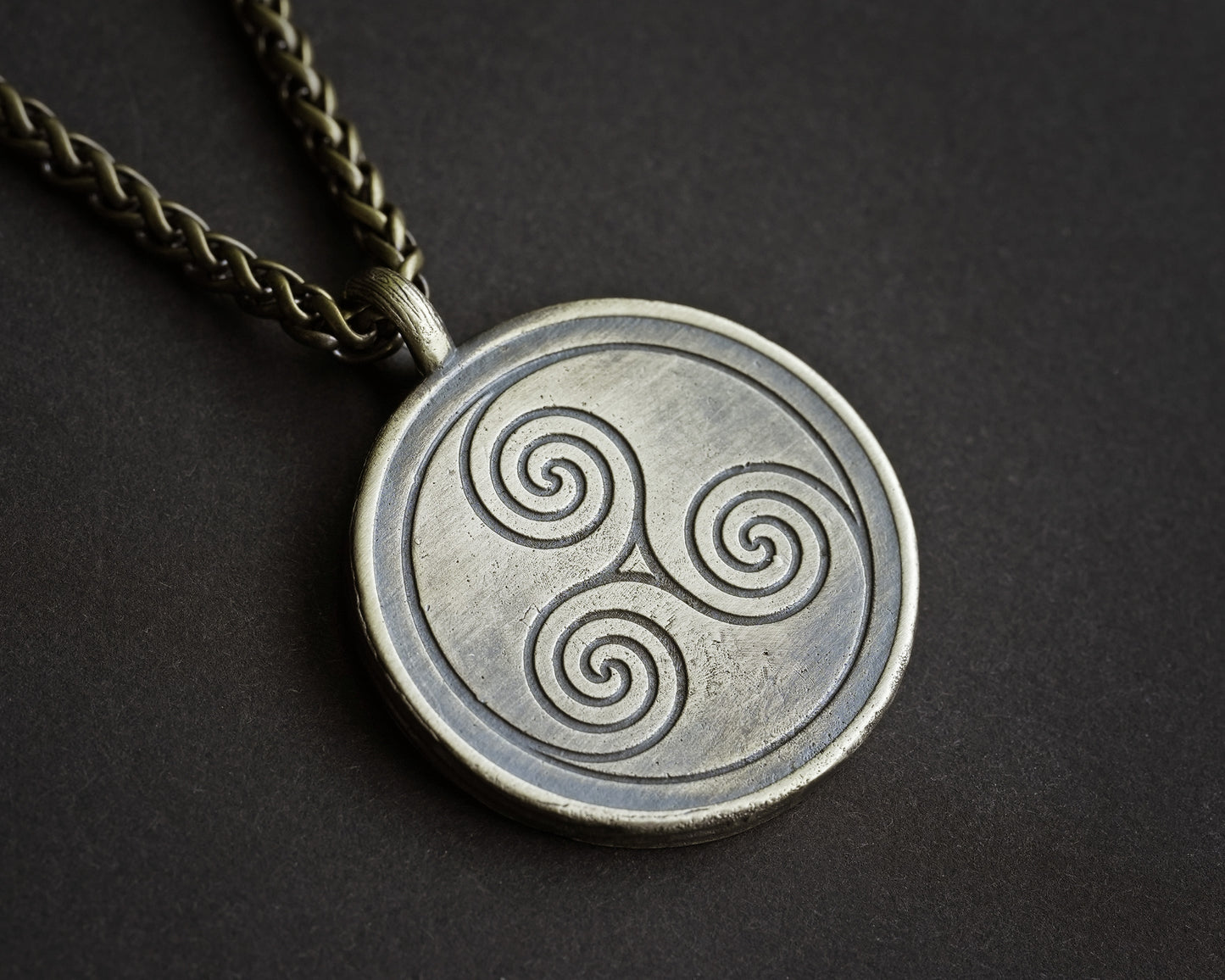 Wikinger-Schutzgöttin Freya Valkyrie Schildmaid mit Katzen-Halskette – Nordischer Schutzanhänger mit 22 Zoll Edelstahlkette