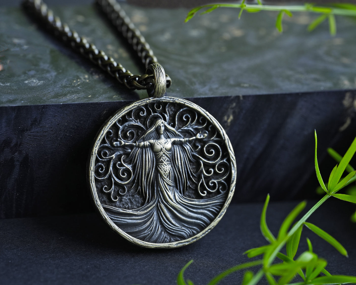 Wikinger-Schutzgöttin Freya Valkyrie Schildmaid mit Katzen-Halskette – Nordischer Schutzanhänger mit 22 Zoll Edelstahlkette