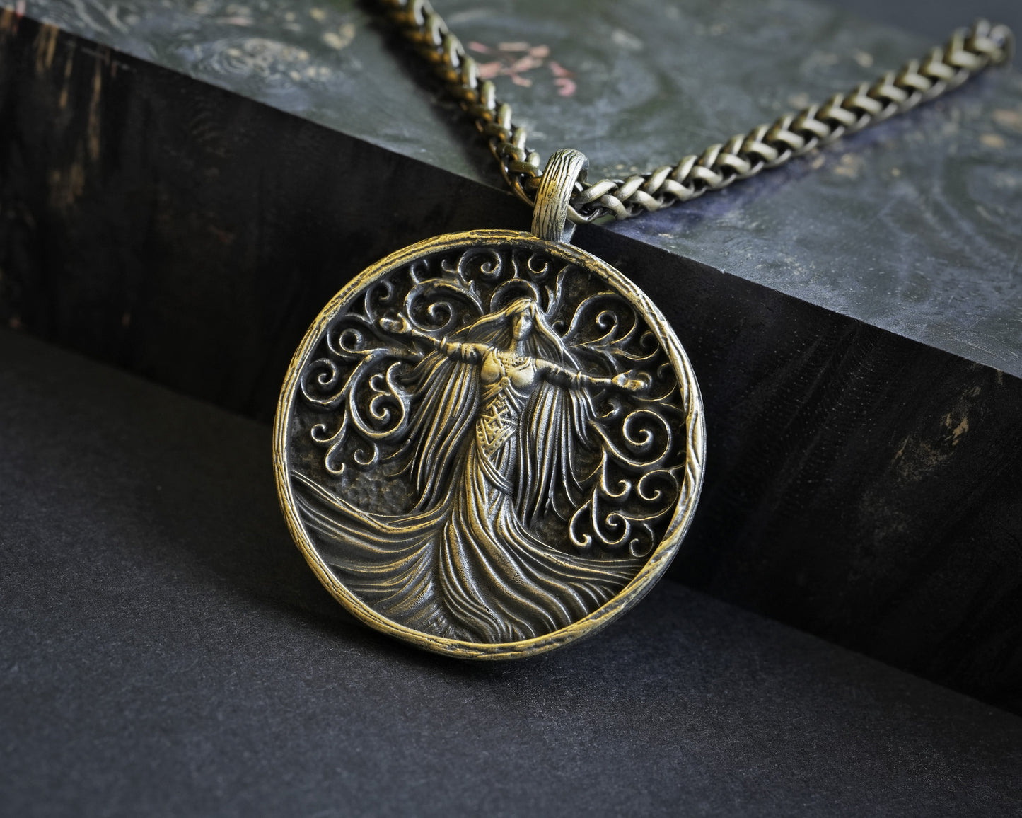 Wikinger-Schutzgöttin Freya Valkyrie Schildmaid mit Katzen-Halskette – Nordischer Schutzanhänger mit 22 Zoll Edelstahlkette