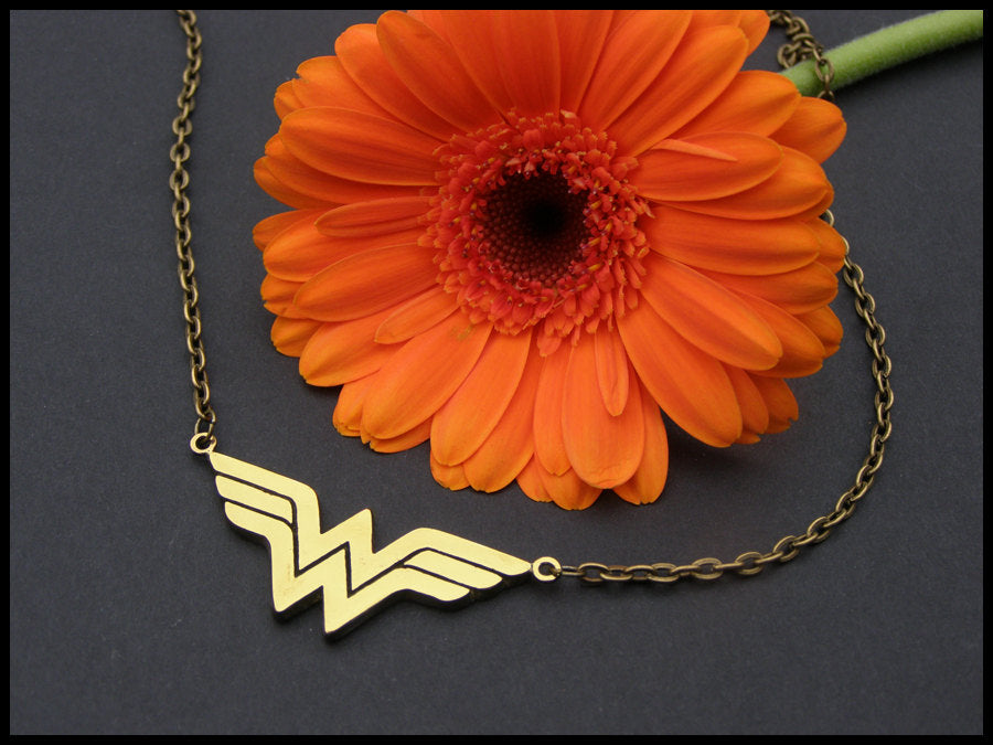 Halskette mit Anhänger „Wonder Woman“ – Amulett