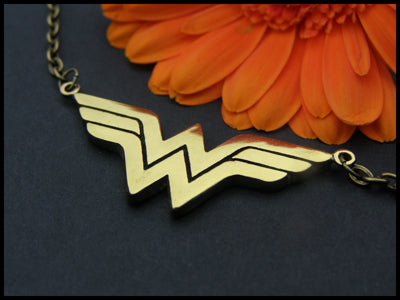 Halskette mit Anhänger „Wonder Woman“ – Amulett