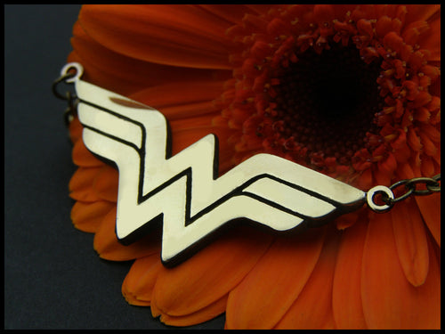 Collier pendentif amulette Wonder Woman