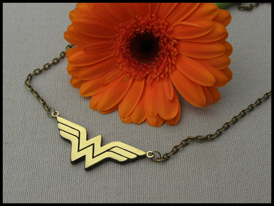 Collier pendentif amulette Wonder Woman