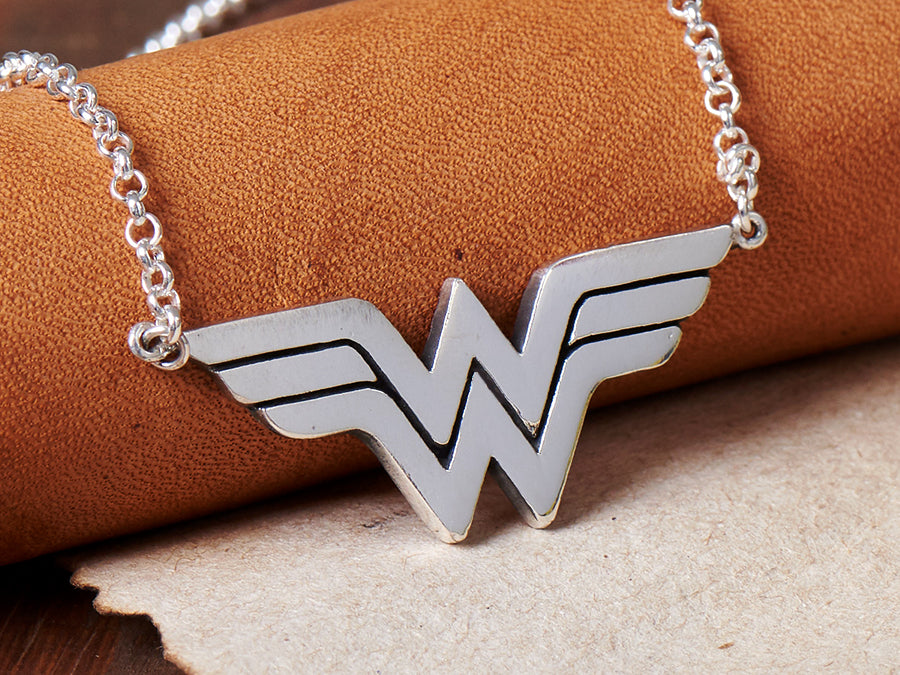 Collier pendentif amulette Wonder Woman