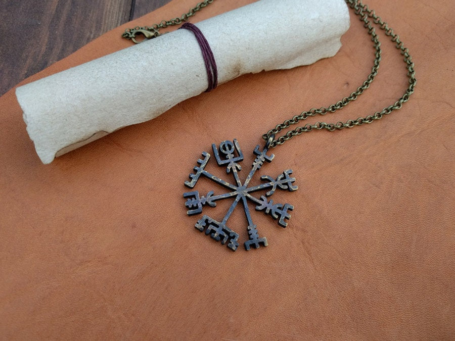 Vegvisir – Eine Halskette mit handgehämmertem Wikinger-Kompass-Anhänger