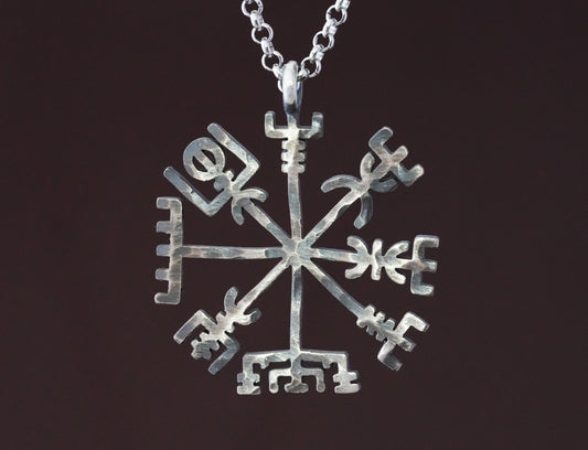 Vegvisir - Un collier pendentif martelé à la main avec une boussole viking