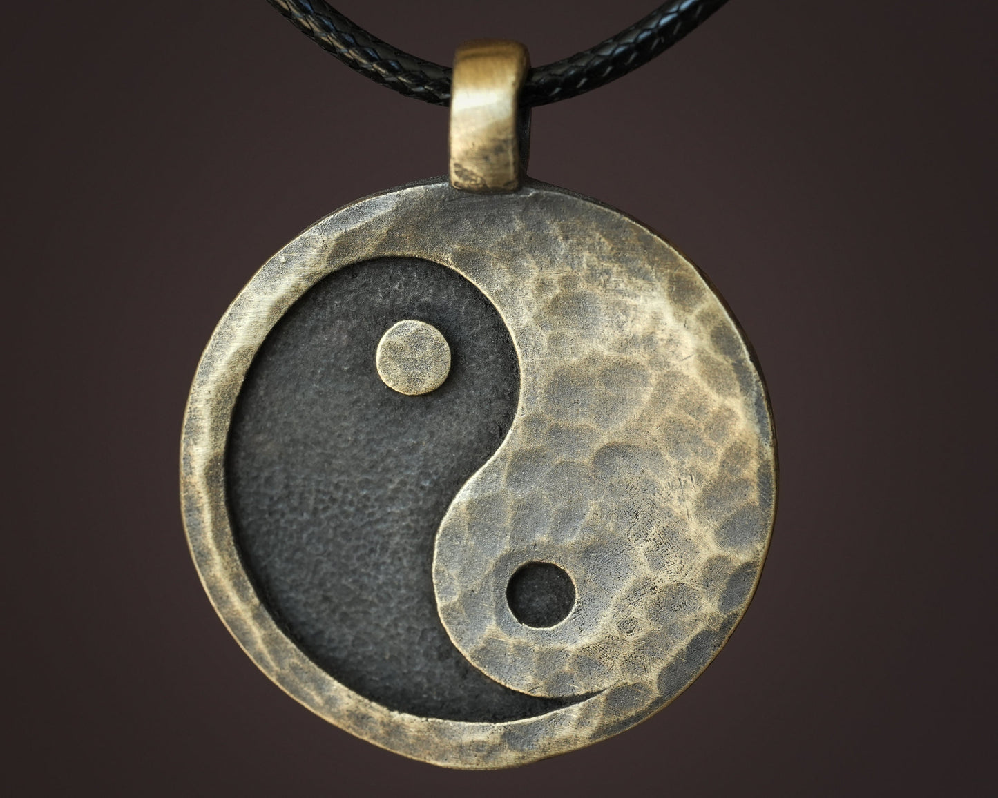 Handgehämmerter, uralt aussehender Yin-Yang-Schlüsselanhänger aus Leder für Männer und Frauen
