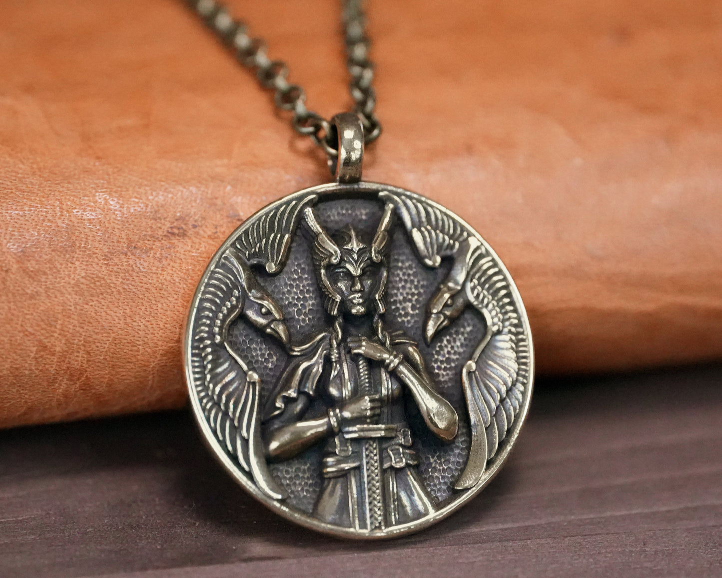 Halskette mit Schutzgöttin der Wikinger, Freya, Walküre, Schildmaid – nordischer Odin, Raben, Huginn, Muninn – Schutzanhänger mit 56 cm langer Kette