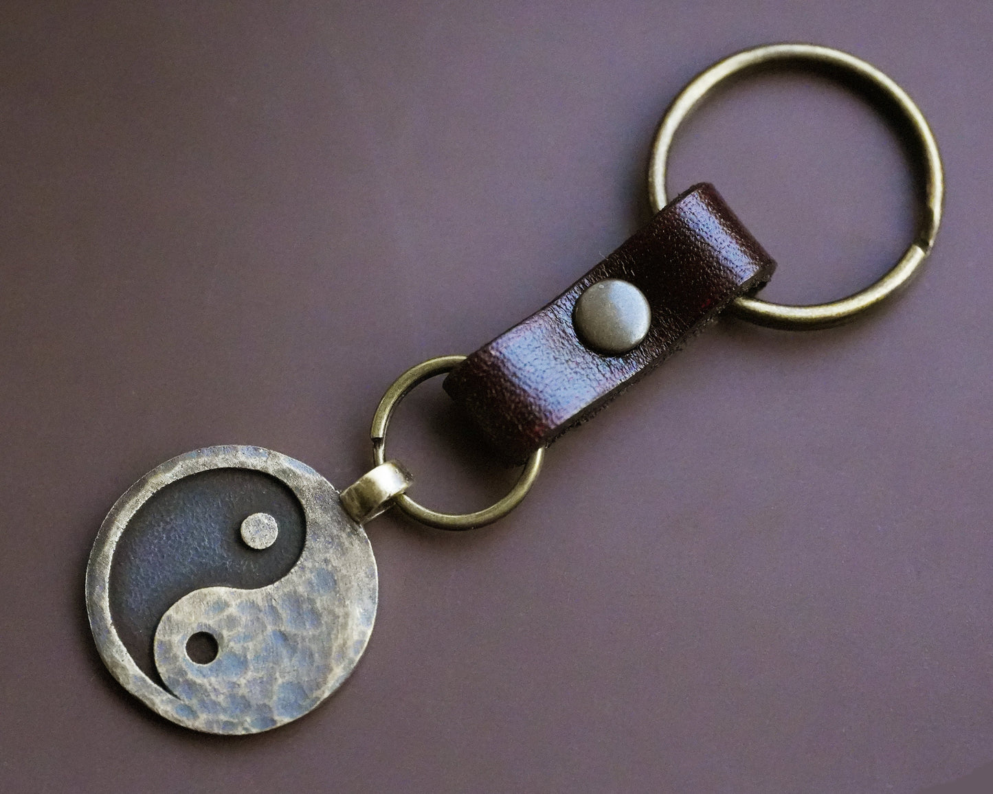 Handgehämmerter, uralt aussehender Yin-Yang-Schlüsselanhänger aus Leder für Männer und Frauen