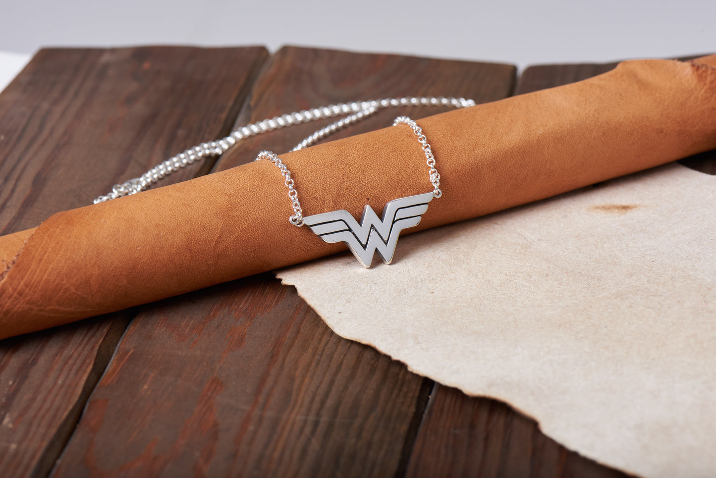 Halskette mit Anhänger „Wonder Woman“ – Amulett